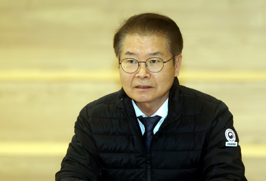 이정식 고용노동부 장관이 1월 17일 오후 경기도 김포시 고촌읍 SSG 김포 물류센터에서 열린 '공정한 노동시장 구축 현장 간담회'에서 모두발언을 하고 있다. <연합뉴스>